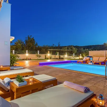 Sleeps 8 With Pool And Wifi * Srinjine