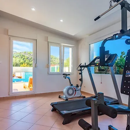 Sleeps 8 With Pool And Wifi * Srinjine